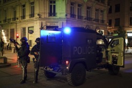 Ispred džamije otkrivena glava vepra