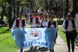 Veterani folklora i Trebinjci u zajedničkom kolu u Dučićevoj ulici