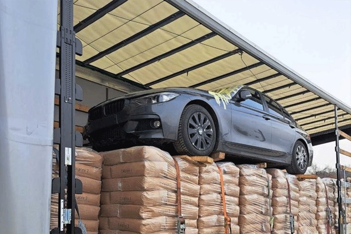 Kamion prevozio materijal za farbe, pod ceradom pronašli BMW (FOTO)