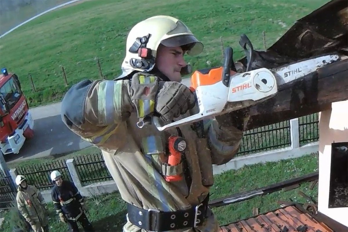 Požar u Prijedoru, dimnjak zapalio krov kuće (FOTO, VIDEO)