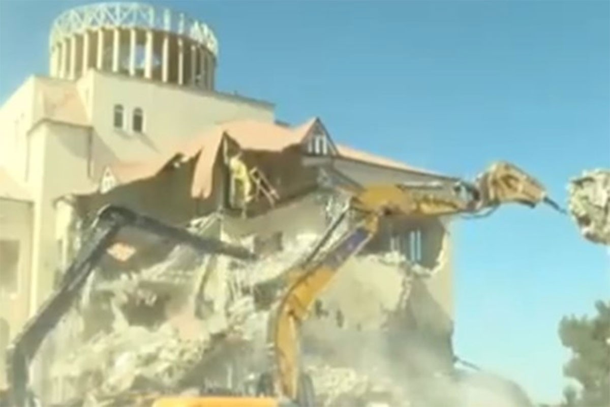 Azerbejdžan srušio zgradu bivšeg jermenskog parlamenta u Nagorno-Karabahu (VIDEO)