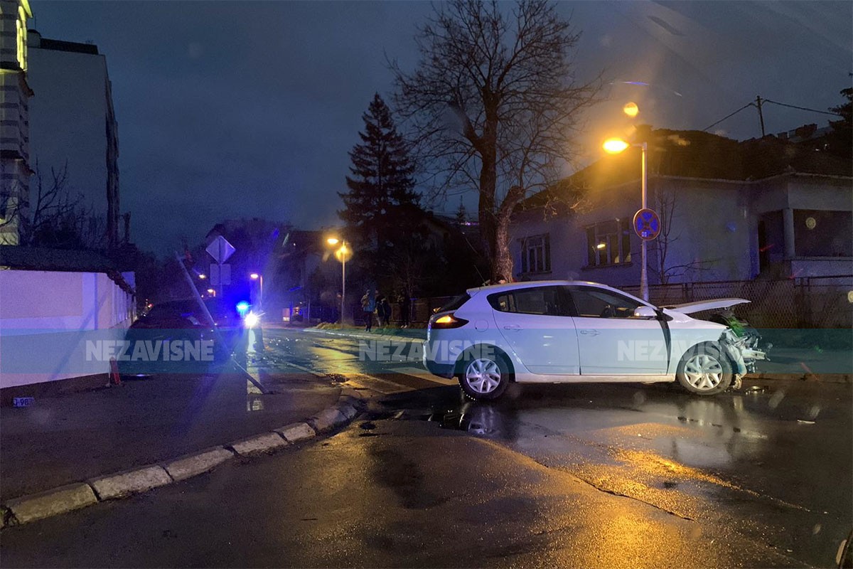 Nezgoda u Banjaluci, auto polomio ogledalo i završio na trotoaru