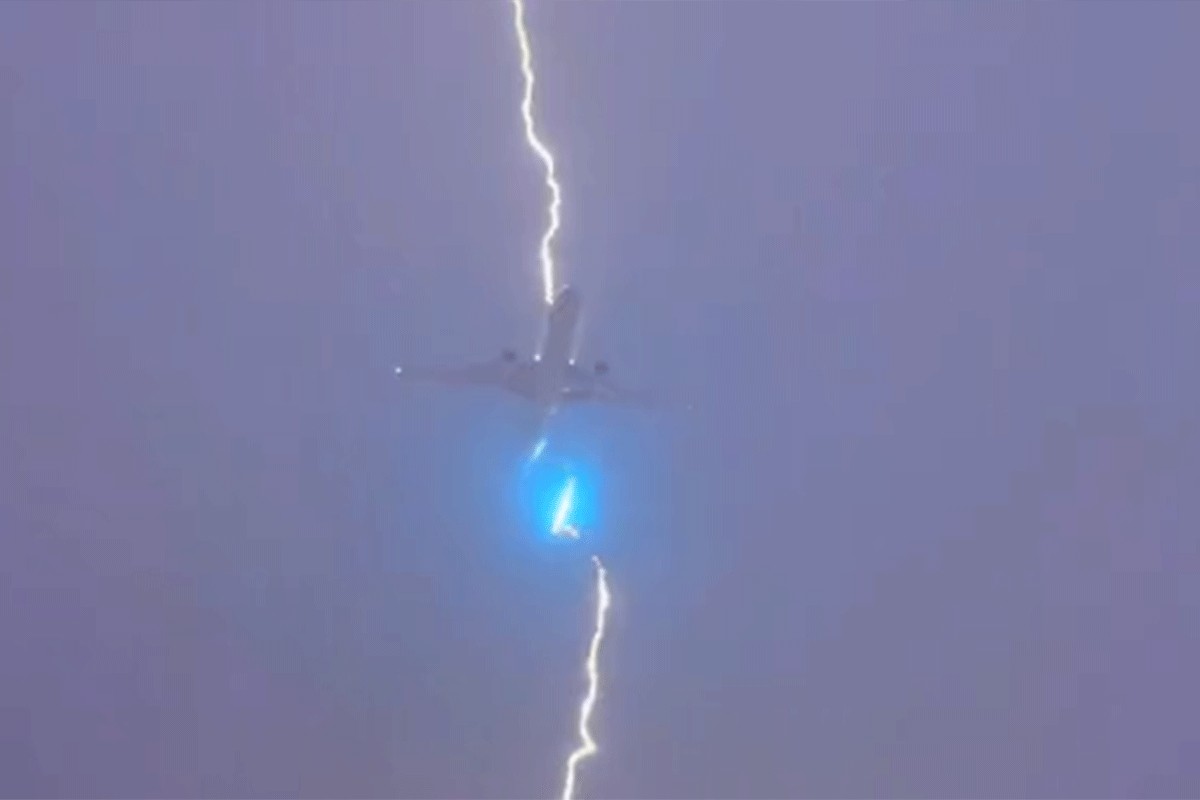 Grom udario u avion sa 400 putnika (VIDEO)
