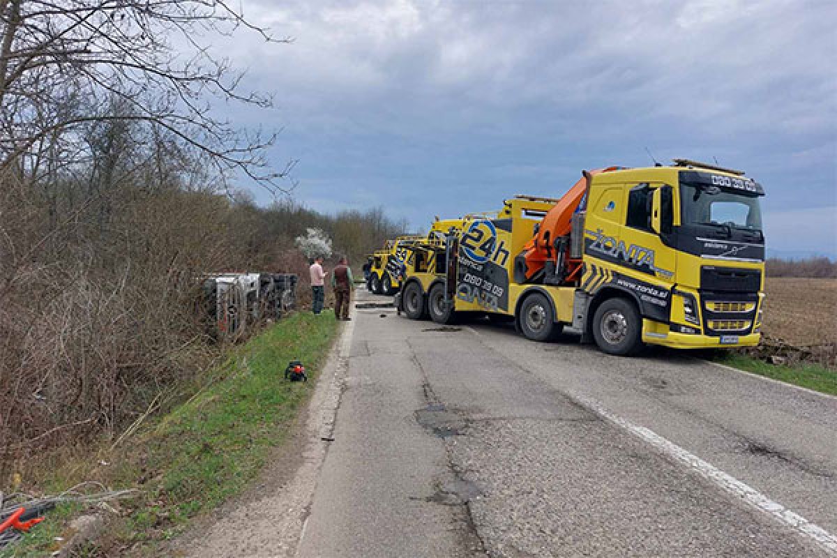 Prevrnuo se kamion koji je prevozio automobile, dizalicama izvlače vozila iz kanala
