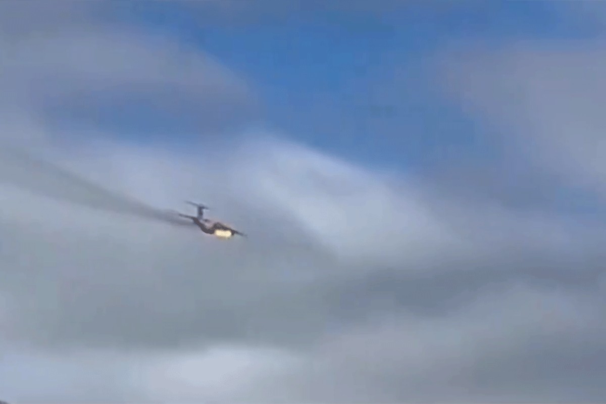 Ruski vojni avion se srušio pri polijetanju, u njemu bilo 15 ljudi (VIDEO)