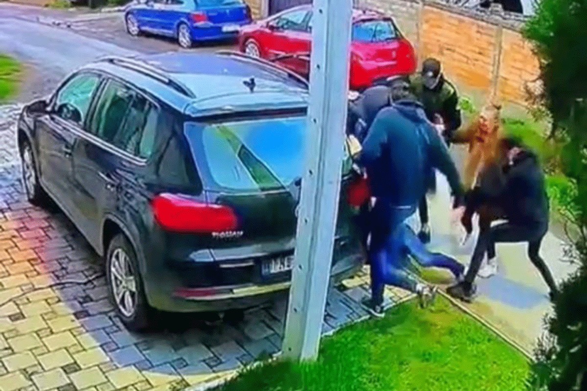 Maskirani napadači palicama prebili muškarca pred majkom i bebom (VIDEO)
