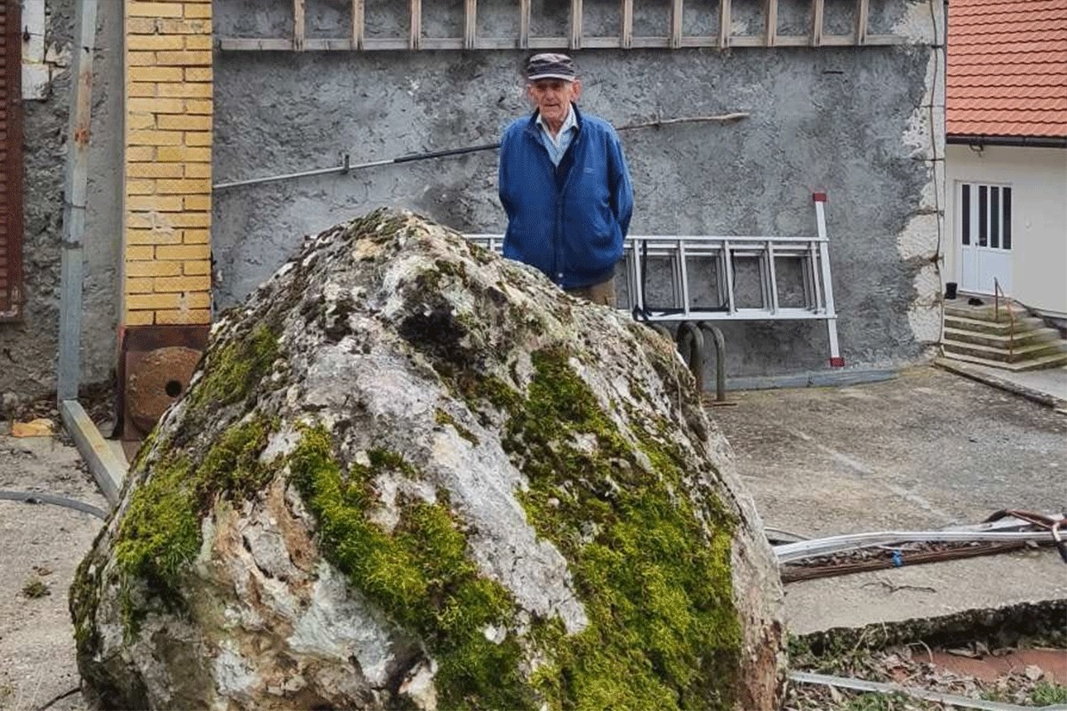 Zemljotres oštetio školu u Gacku, ogromna stijena završila u dvorištu kuće (FOTO)