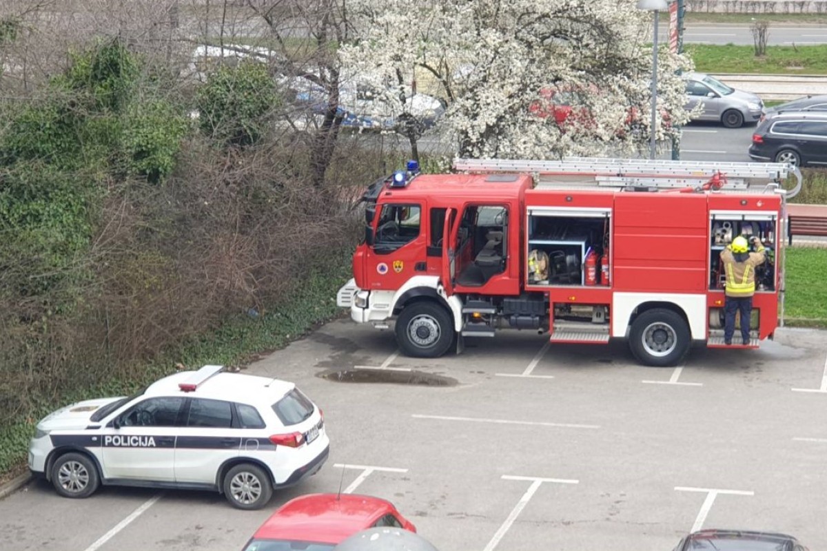 Gori kuća u blizini Olimpijskog bazena Otoka