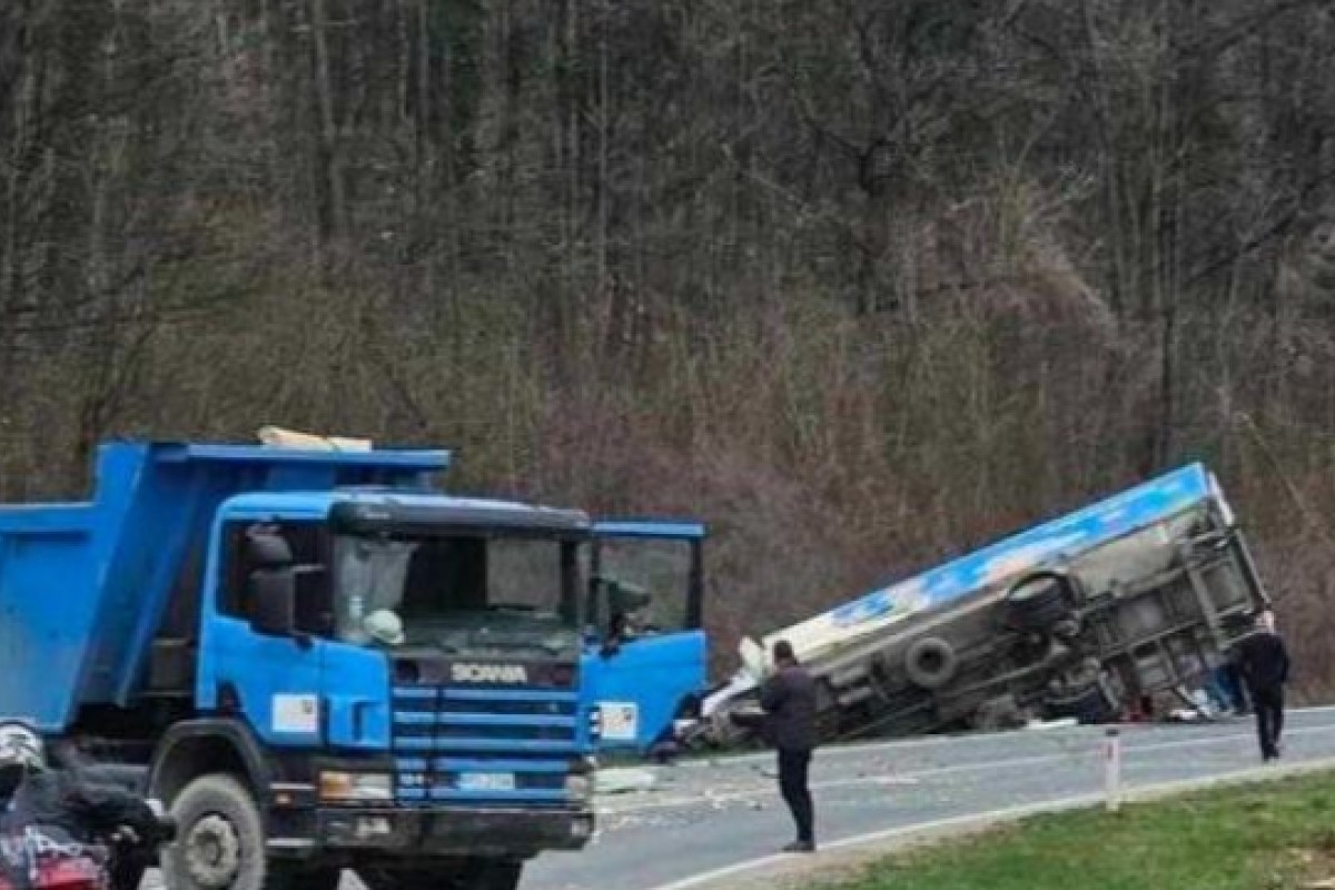 Sudar dva kamiona i automobila, intervenisali i vatrogasci