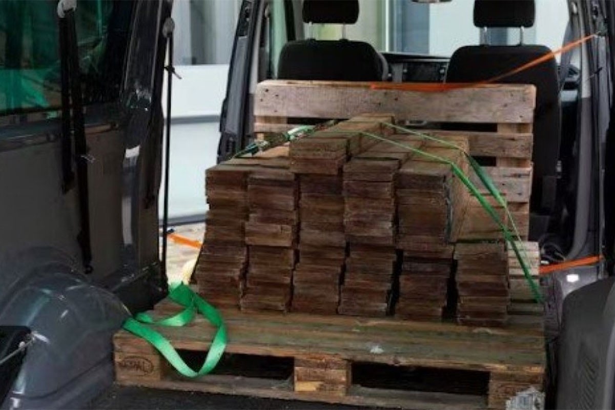 Pronađeno 137 kg kokaina u daskama: Devet uhapšenih, među njima i Srbi