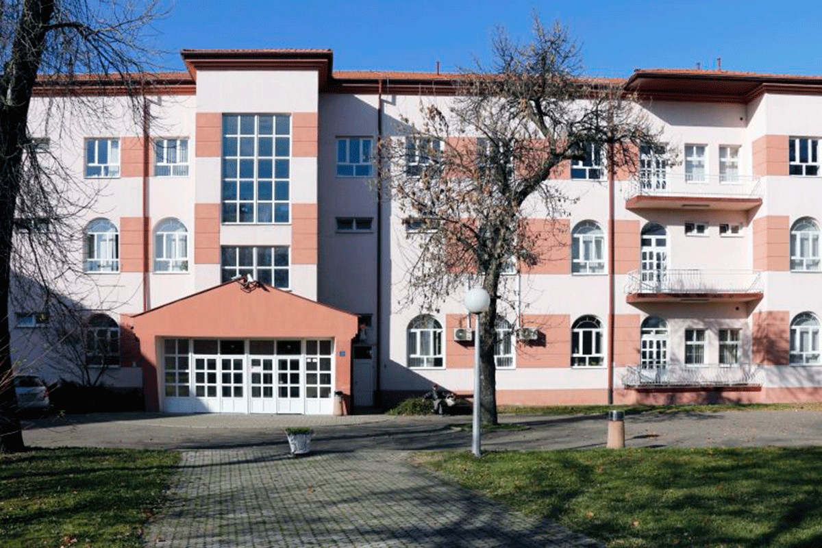 Optužen da je prijetio pištoljem radnicama kladionice i oteo novac i telefone