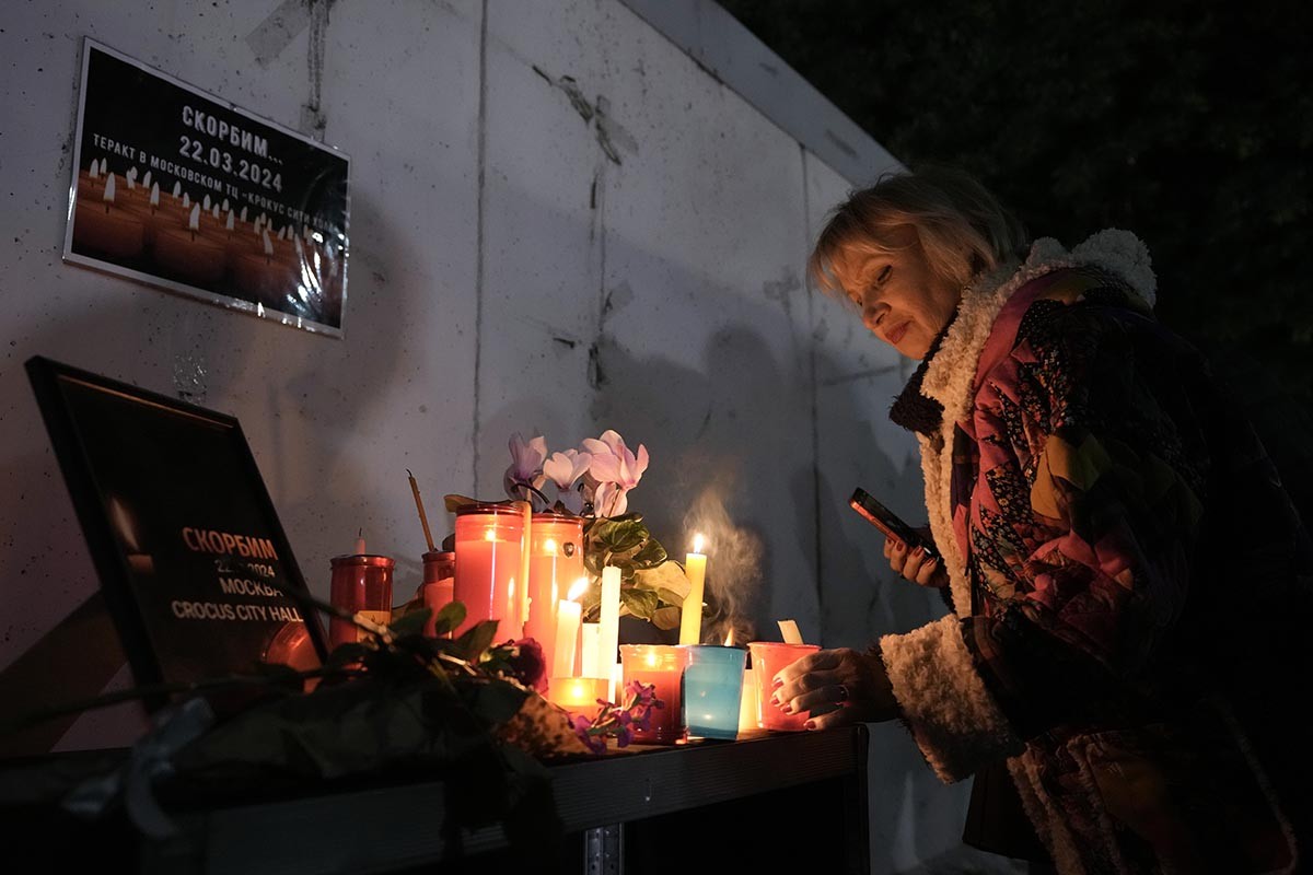 Zastave na pola koplja ispred ambasada zapadnih zemalja zbog napada u Rusiji