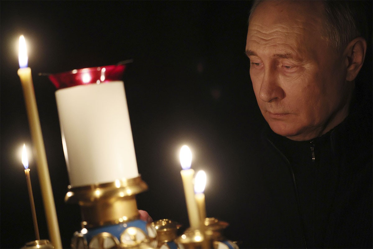 Putin je zapalio svijeću za pokoj poginulih u Krokusu