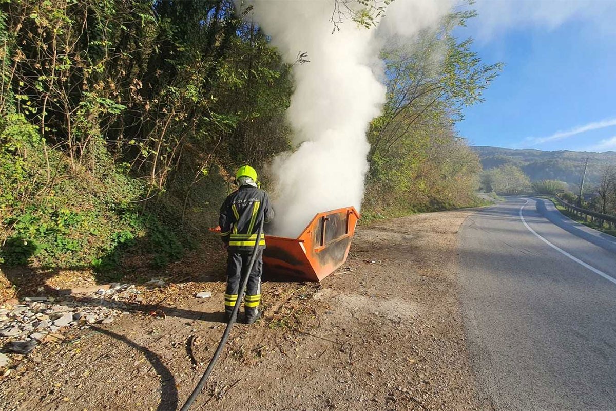 Pune ruke posla: Banjalučki vatrogasci gasili požar na 91 kontejneru