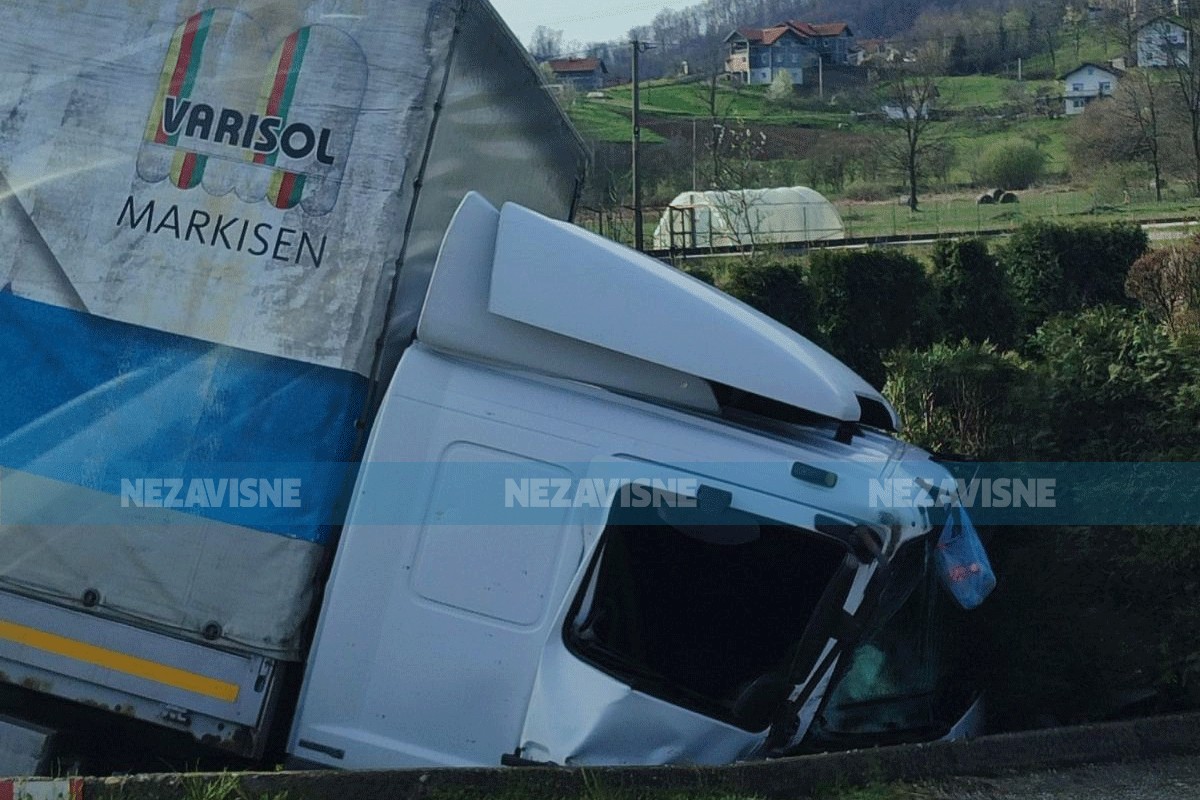 Dvoje povrijeđenih u sudaru kamiona i motocikla, teretnjak uletio u kanal