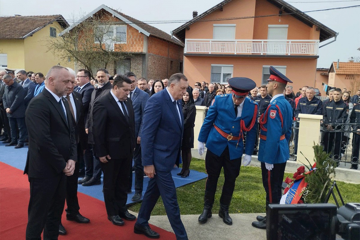 Godišnjica zločina: Položeni vijenci kod spomen-krsta u Sijekovcu
