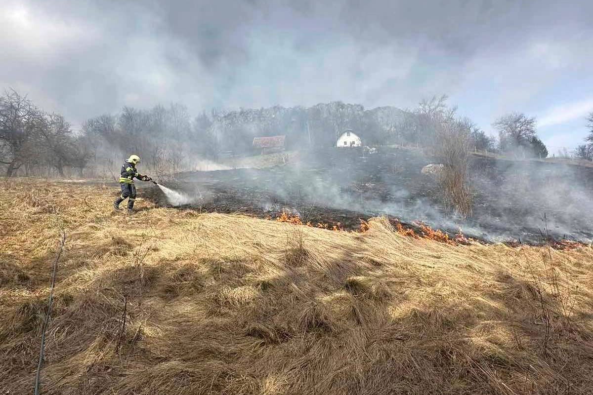 Vatrogasci apeluju, a građani ne mare i pale korov