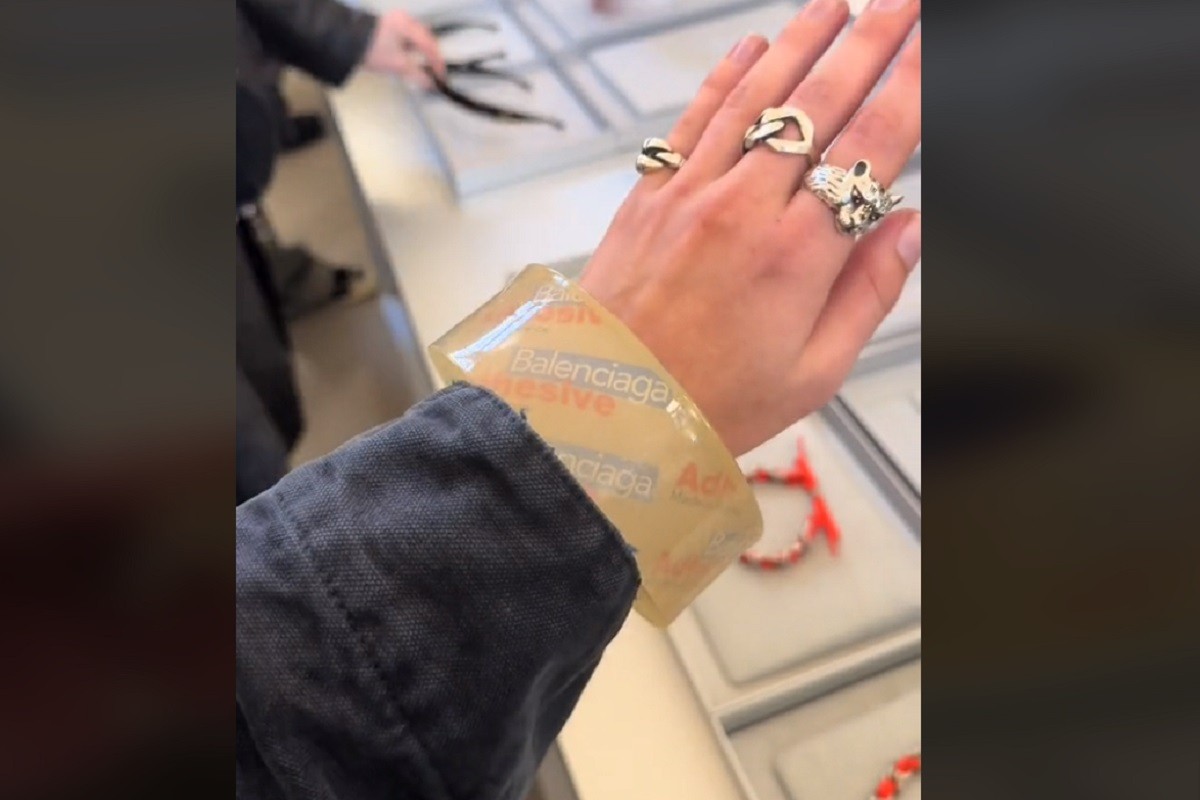 Balenciaga predstavila selotejp traku kao narukvicu (VIDEO)