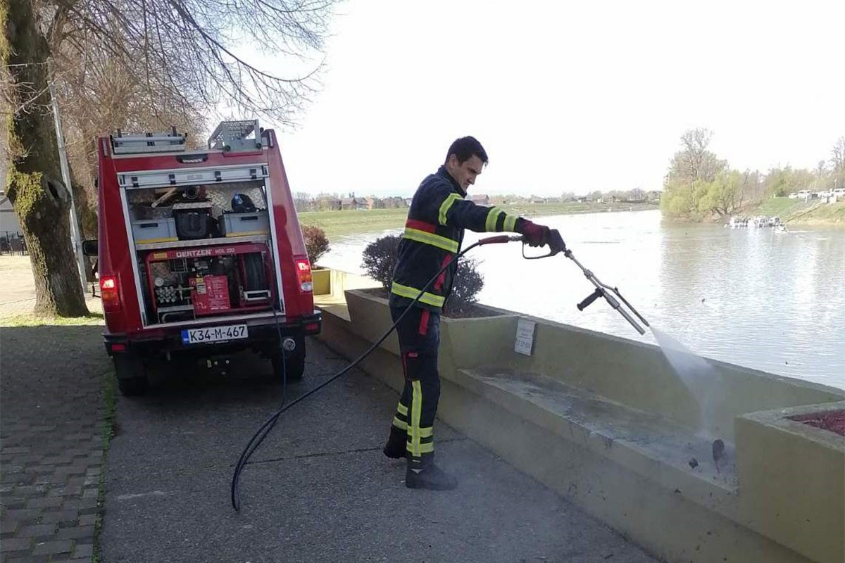 Vatrogasci oprali kej, a Civilna zaštita očistila Savu (FOTO)