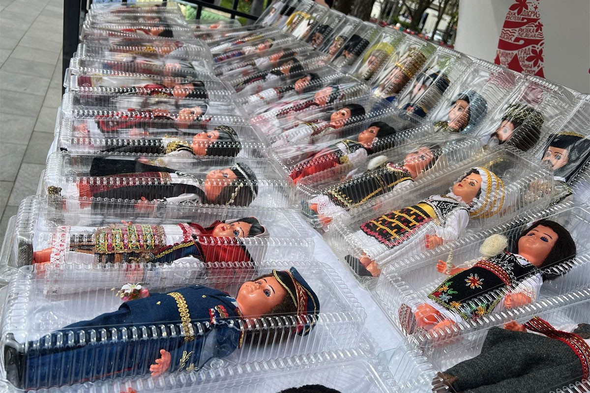 Banjalučani očarani lutkama patrijarha Pavla, Tita i Jovanke (FOTO)