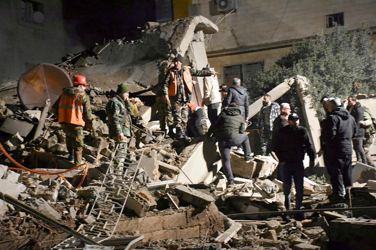 U eksploziji automobila bombe poginulo najmanje 10 ljudi