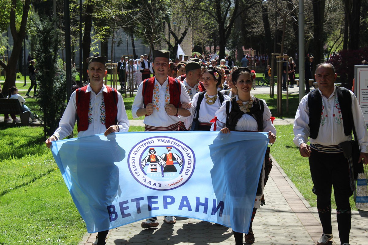 Veterani folklora i Trebinjci u zajedničkom kolu u Dučićevoj ulici