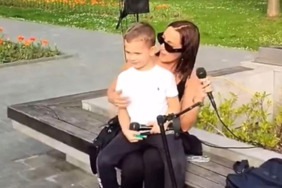 Aleksandra Prijović i ulični muzičar zapjevali zajedno u centru Banjaluke (VIDEO)
