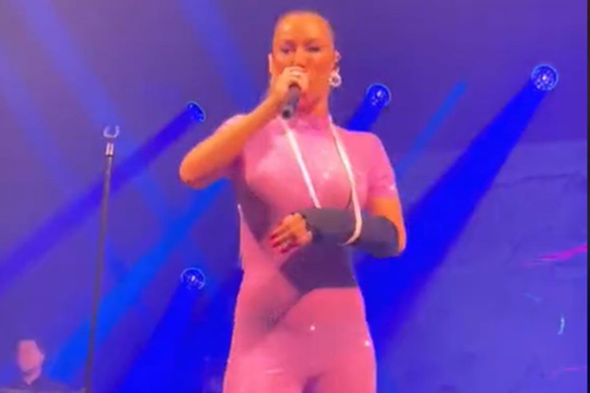 Povrijeđena Tea Tairović s gipsom odradila nastup u Tesliću (VIDEO)