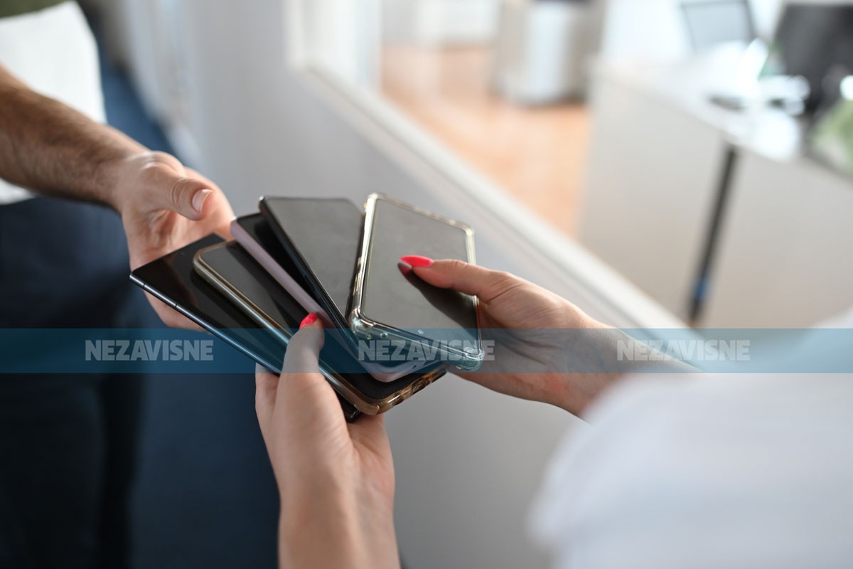 Građani ne žale novac, najviše kupuju skupe mobilne