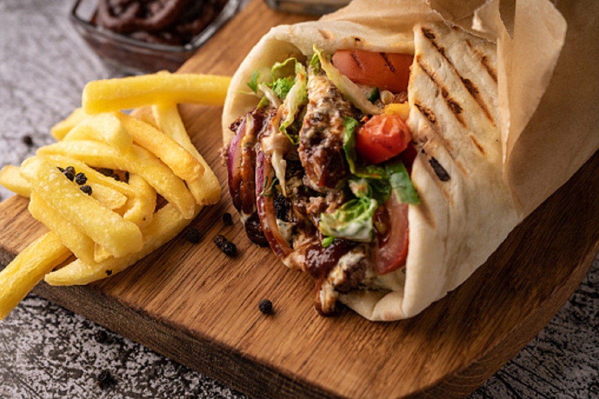 Ljudi se zgražavaju nad time kako se pravi kebab i šta sve ide u njega (VIDEO)