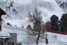 Lavina u Švajcarskoj: Helikopteri nadlijeću teren, ne zna se koliko ...