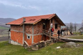 Porodica Dragoljić pokrila kuću, zahvalili se poslaniku Driniću