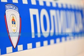 Optužen da je davio policajca i udario ga glavom