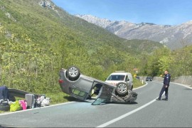 Automobil na krovu, dvije osobe povrijeđene