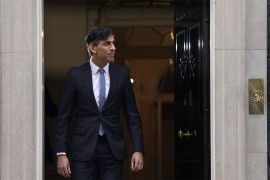 Britanski premijer na udaru kritika zbog patika (VIDEO)