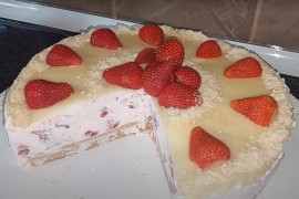 Torta s bijelom čokoladom i jagodama