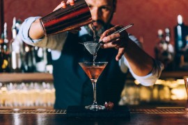 Barmen pokazao kako "vara" mušterije kada misli da su popili previše ...