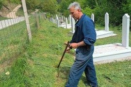 Održava muslimanska i pravoslavna groblja: "Nekad za sevap, a nekad za ...