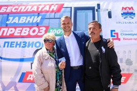 Stanivuković uručio kartice za besplatan javni prevoz za još 1.100 ...