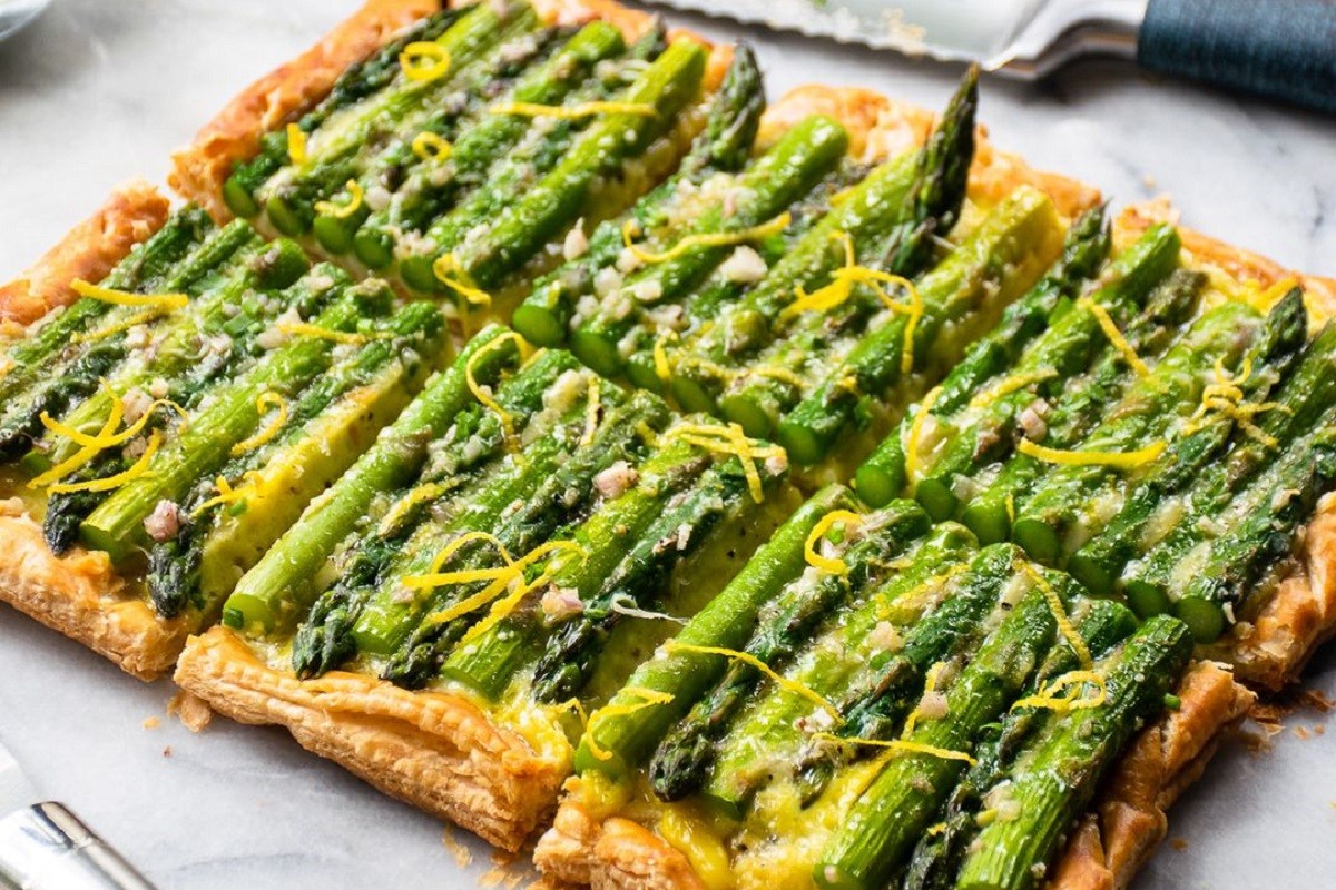 Proljetni tart sa šparogama i sirom