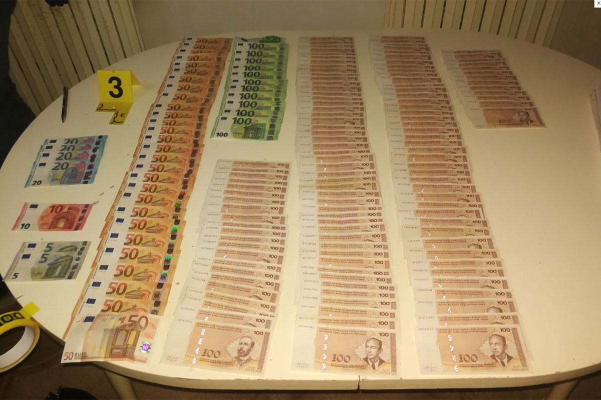 Pretresi u Tuzli, pronađeni novac i droga