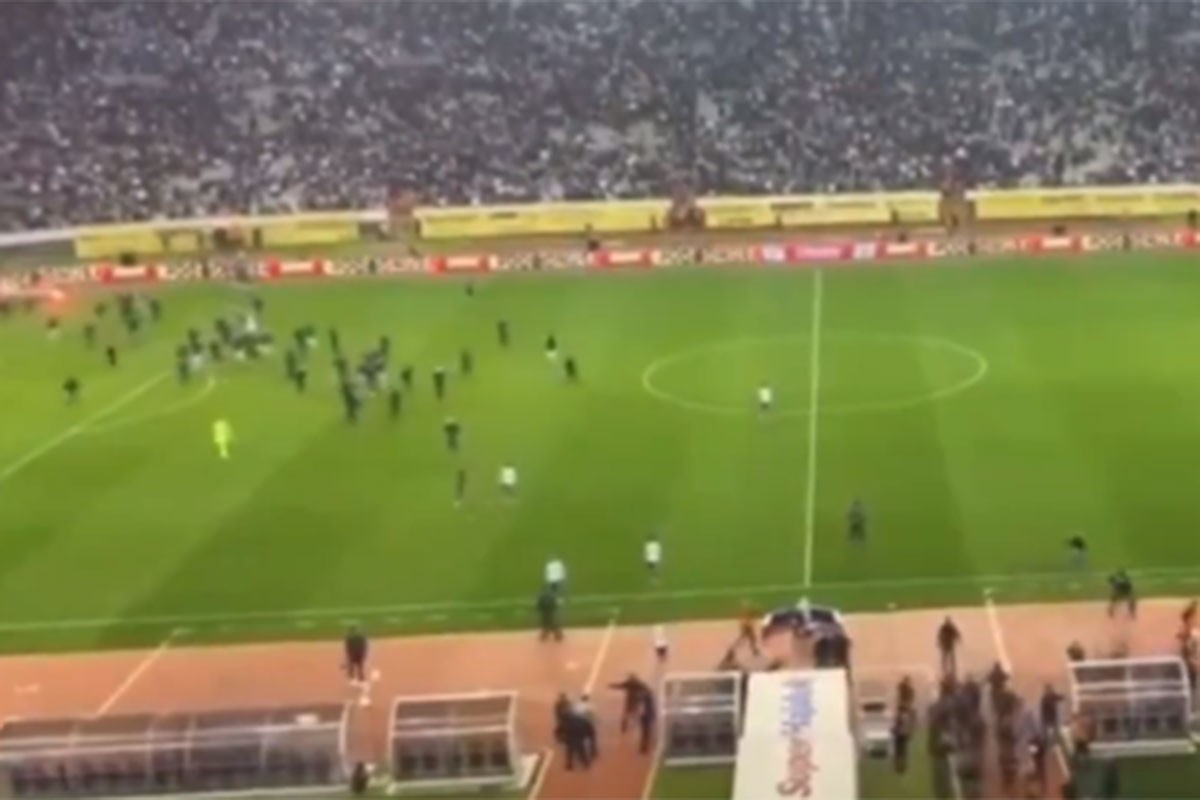 Torcida probila ogradu, igrači pobjegli s terena (VIDEO)