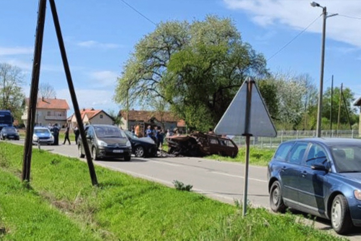 Težak udes kod Ugljevika: Sudarila se tri vozila, ima povrijeđenih