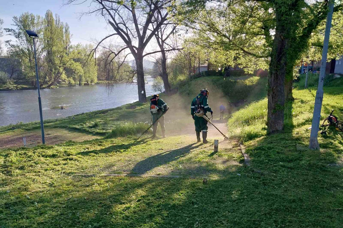 U punom jeku košenje zelenih površina u Banjaluci