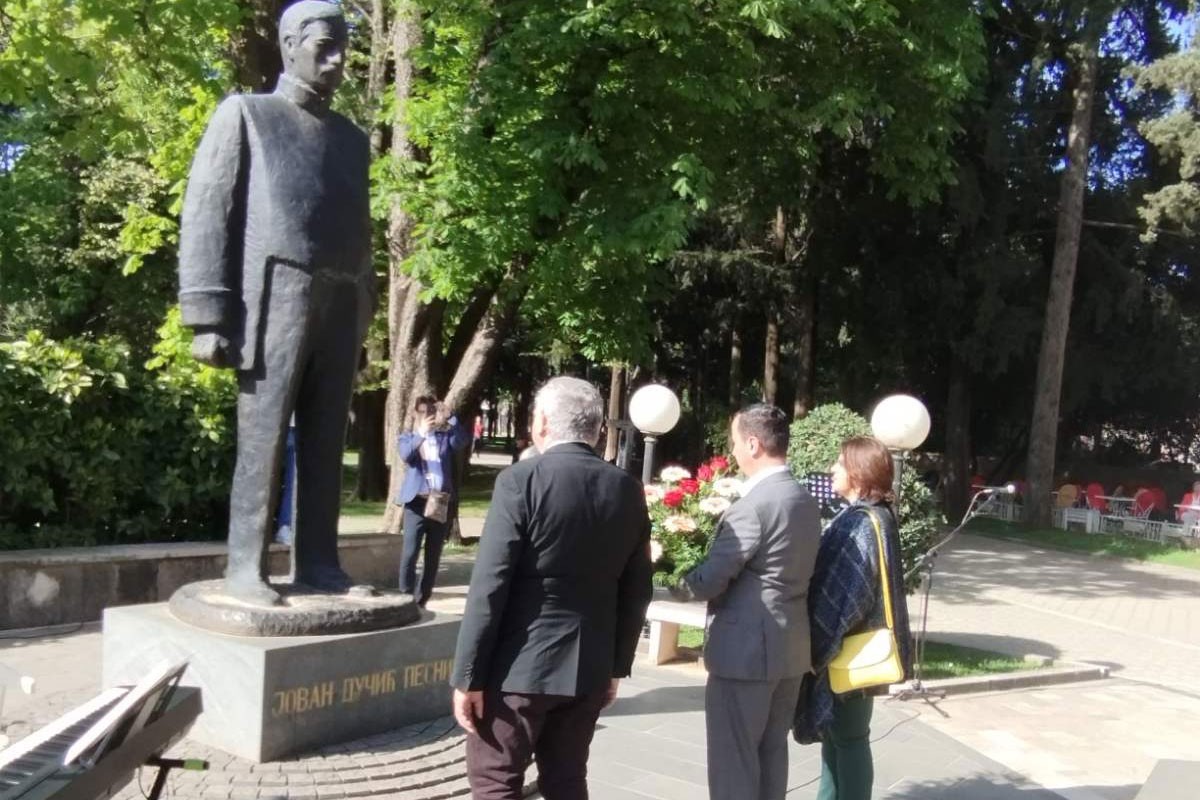 Položeno cvijeće na spomenike Dučiću i Njegošu