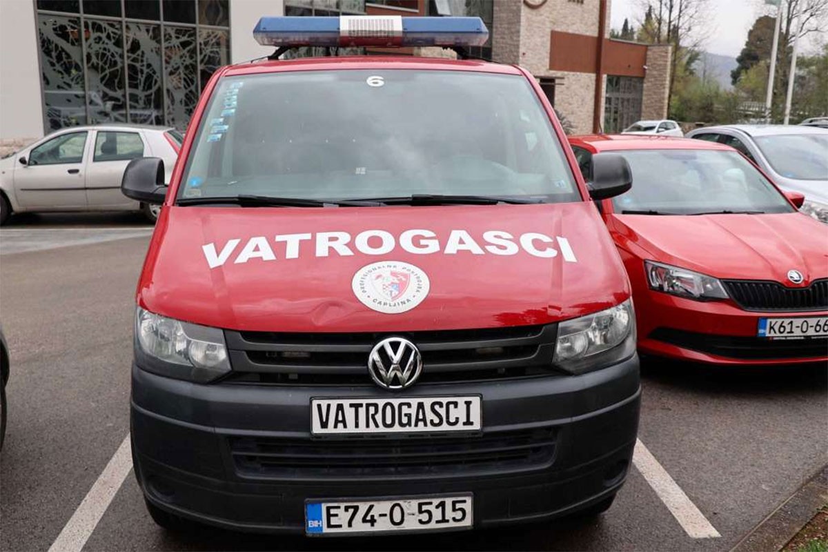 Zapaljeno vatrogasno vozilo