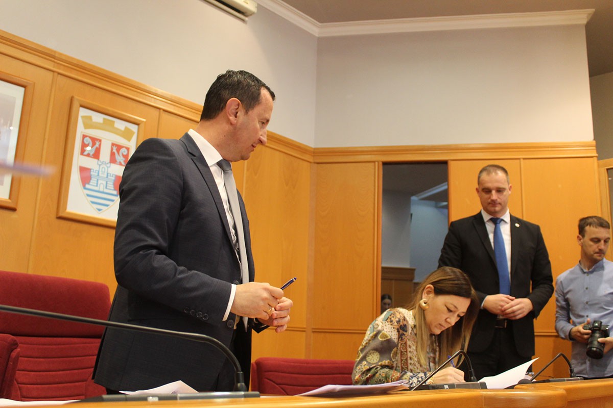 Novi ugovori o zaposlenju pripravnika u Trebinju