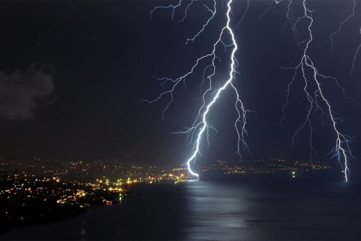 U Francuskoj zabilježeno 27.000 munja i gromova u jednom danu