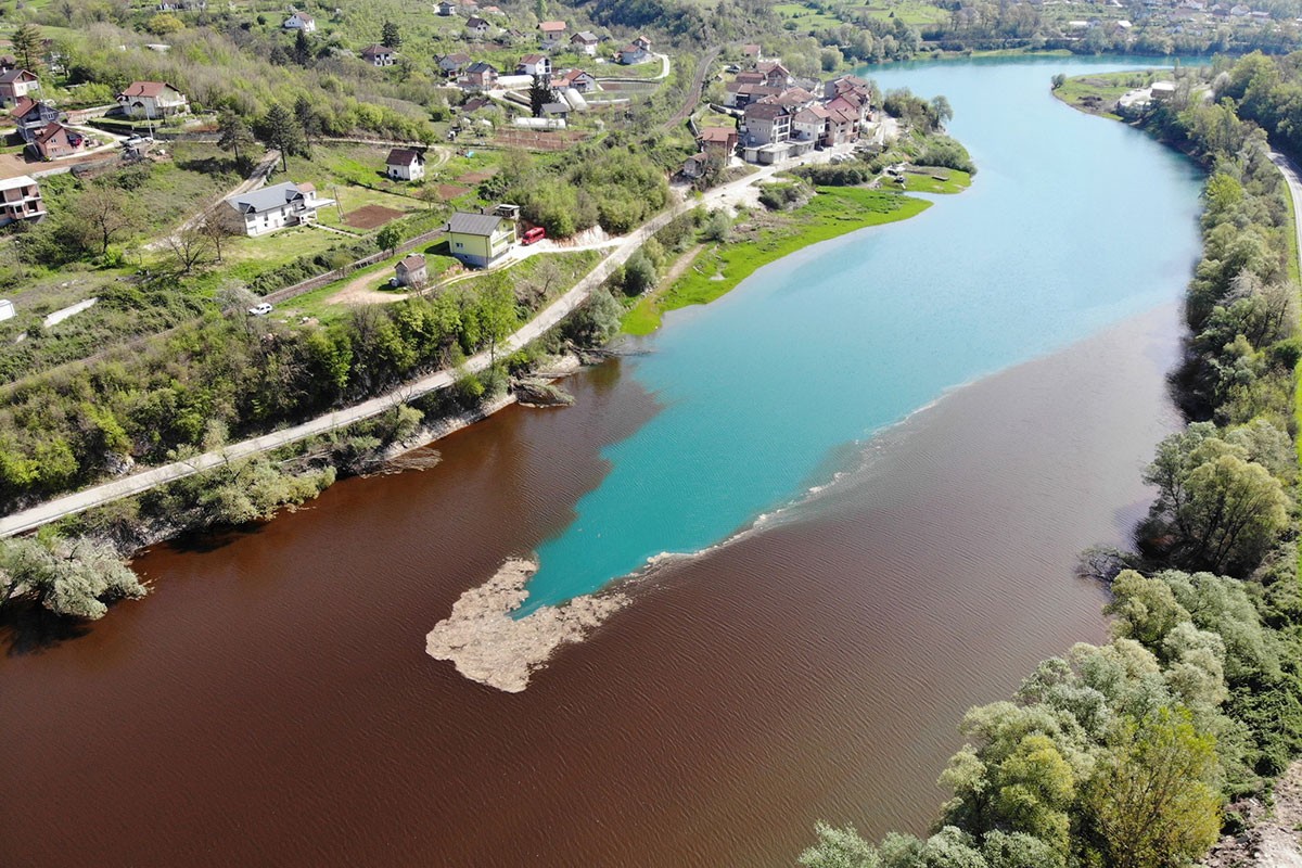 Jeziva boja Jablaničkog jezera, šta je uzrok (FOTO)