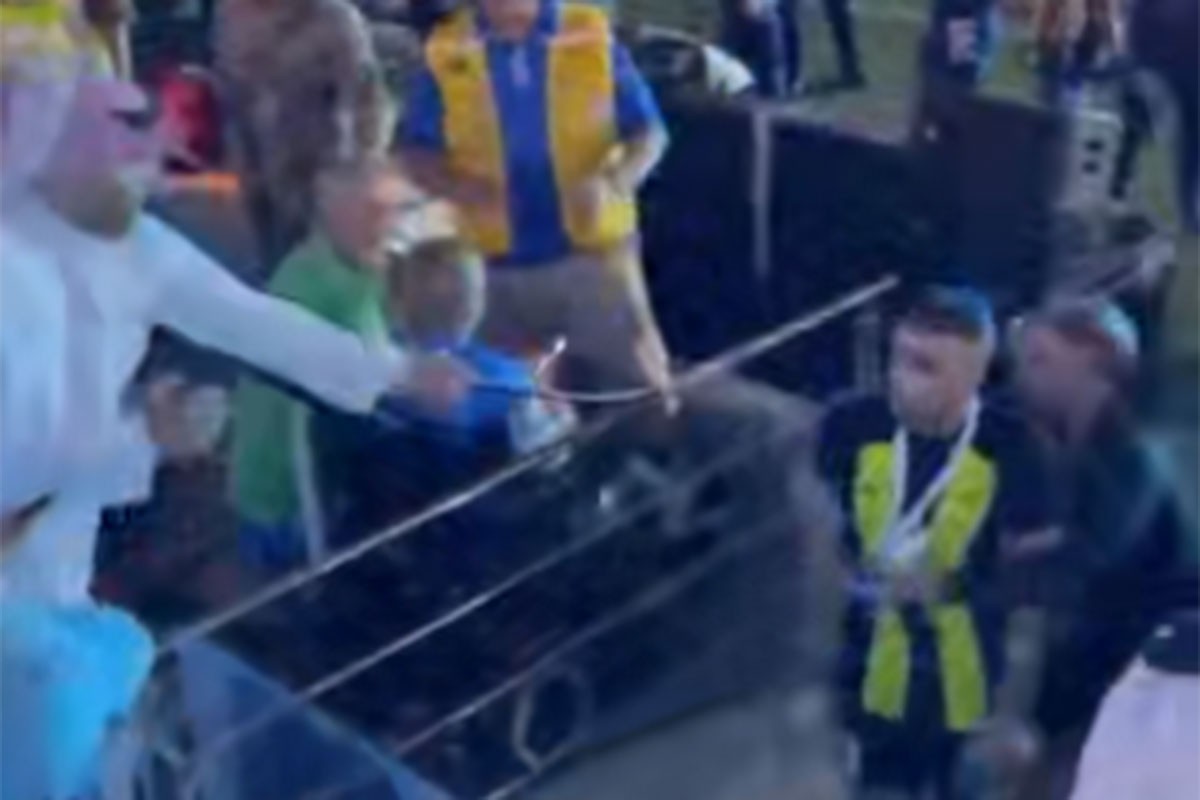 Nezapamćen skandal: Navijač bičevao fudbalera (VIDEO)